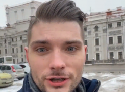 Ковидный врач-блогер раздал женщинам тюльпаны в центре Воронежа 