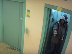 Стрельбу в воронежском подъезде ради забавы сняла камера наблюдения