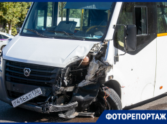 Полный разгром: маршрутка сыграла в бильярд с шестью машинами в Воронеже 