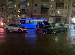 Автомобиль раскурочило в центре Воронежа