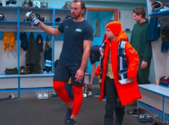 Мальчик, в лицо которого прилетела шайба во время игры, побывал на тренировке «Бурана» в Воронеже