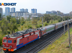 КамАЗ столкнулся с поездом в Воронежской области