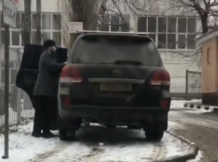 Батюшка припарковал Land Cruiser на тротуаре в Воронеже 