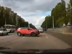 Девушка на Range Rover почувствовала себя королевой дороги в Воронеже