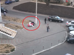 Комичная драка парня с надувной куклой попала на видео в Воронеже