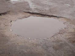 «Водители матерятся»: жуткие ямы возле БСМП беспокоят воронежцев