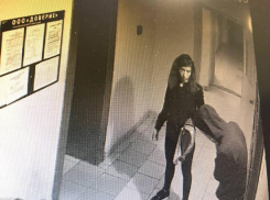 Безбашенная пара потопталась по авто и проломила крышу в  воронежском дворе