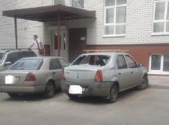 Одинокая массажистка скидывала на припаркованные машины соседей кирпичи и соленья в Воронеже