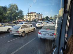 После закрытия разворота движение на Северном мосту замерло в вечерний час пик в Воронеже