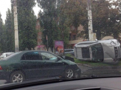 ДТП в Воронеже: внедорожник перевернулся после столкновения с седаном 