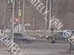Момент ДТП, где сбили девушку на пешеходном переходе, попал на видео в Воронеже