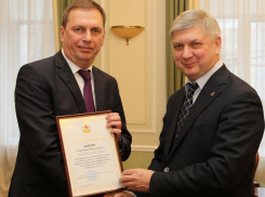 Источник: в департаменте промышленности воронежского правительства силовики проводят выемку документов