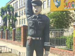 Искусственного ДПС-ника поставили охранять воронежских школьников