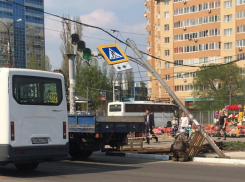 Покосившийся светофор в Воронеже пришлось держать инвалиду без ног 