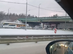 Пробку-гиганта сняли на видео в утреннем Воронеже 