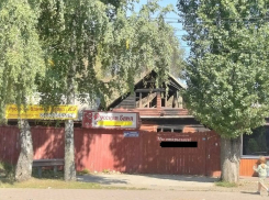 В заброшенном здании Воронежа афишируются банные услуги