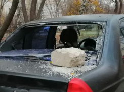 Скинули булыжник на машину: о странных похождениях парочки рассказали воронежцы 