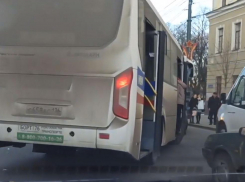 Маршрутчик решил проверить нервы водителей интересным способом в Воронеже