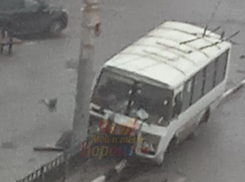 Автобус с пассажирами врезался в ограждение в Воронеже – опубликовано фото