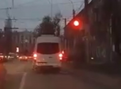 В Воронеже лихач-«газелист», несущийся на «красный», попал на видео