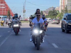 Кортеж отвязной байкерской свадьбы пронесся по Московскому проспекту Воронежа