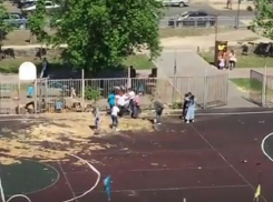 Детей заставили убирать мусор после работы коммунальщиков в Воронеже 