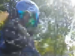 Байкерская атака: мотоциклист с неприличным жестом попытался «проучить» воронежскую автомобилистку