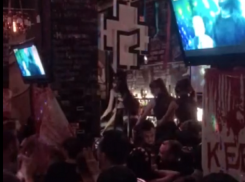 Грязные танцы фигуристых брюнеток сняли на стойке в Воронеже