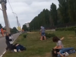 Жесткий мордобой с гендерным разнообразием попал на видео в Воронежской области