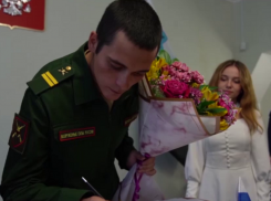 «Но все будет хорошо»: сразу семеро мобилизованных мужчин повели своих дам под венец в Богучаре