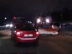 Коммунальный трактор напугал водителей дерзким манёвром в Воронеже