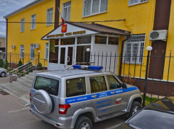 «Отобрал телефон и хлопал по брюкам»: уволившаяся сотрудница воронежской полиции написала на начальника заявление в СК 