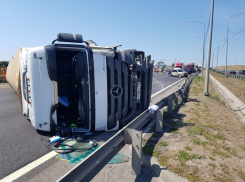 Перевернувшаяся фура полностью перекрыла трассу М4 «Дон» в Воронежской области