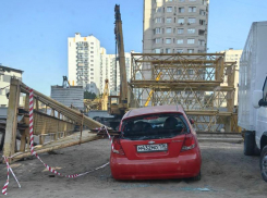 Появилось видео падения башенного крана на автомобиль в Воронеже 