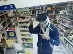  Покупатель обмотался рулоном вместо маски на кассе воронежского магазина