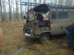 В Воронежской области оторвавшиеся колеса «Камаза» протаранили «УАЗ»