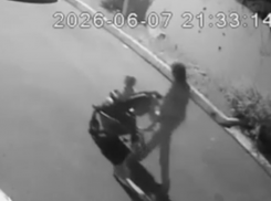 Мама с коляской под шумок украла чужой самокат и попала на видео в Воронеже