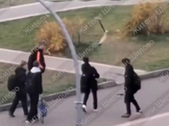 Школьники устроили показательную «казнь» чужому самокату в Воронеже