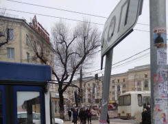 Центр Воронежа встал в гигантскую пробку из-за светофора