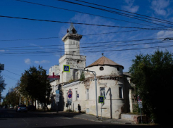 Разваливается и покрывается мхом одно из старинных зданий Воронежа