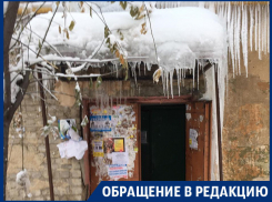 Пенсионеры молят о спасении от сосулек-убийц в центре Воронежа