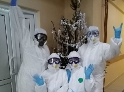Борющиеся с COVID-19 медики поздравили воронежцев с Новым годом