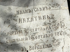 Треснутое надгробие Никитина привлекло внимание жителей Воронежа