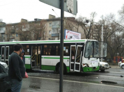 «Пассажиры лежали на полу и стонали от боли», - жительница Воронежа о страшном столкновении автобусов на Ленинском проспекте 