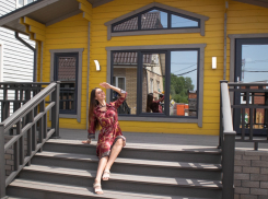 Мечта Вики об уютном домике с ароматом дерева стала реальностью в Воронеже