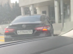 Депутатская Toyota Camry бросила вызов правилам в центре Воронежа 