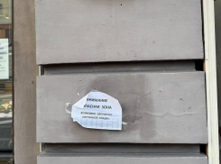 Предупреждение для воронежцев вывесили на здание, где часть фасада рухнула на девушку