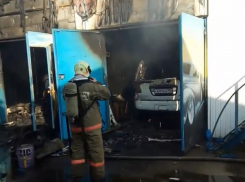 Разрушительные последствия пожара в автосервисе сняли на видео в Воронеже