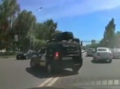 Водителя такси застукали за гнусным нарушением на дороге в Воронеже