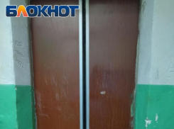 Стало известно, почему женщина с арбалетом перегородила вход в воронежский подъезд